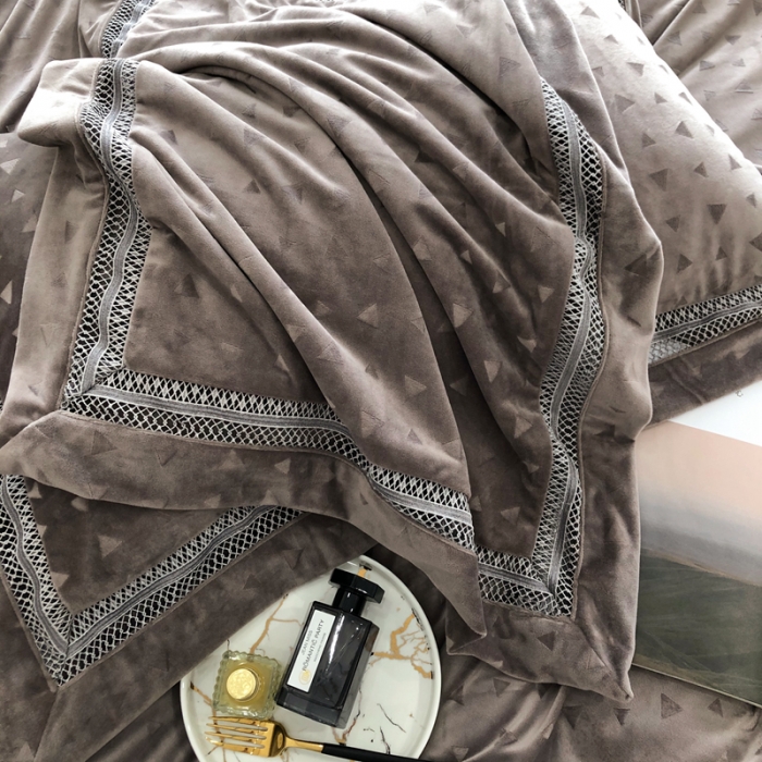 91家纺网 家纺一手货源 找家纺 榻尚家居 2021新款爱丽丝纯色浮雕婴肤绒四件套 爱丽丝-棕