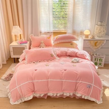 91家纺网 家纺一手货源 找家纺 金爱家2021新款230克毛巾绣牛奶绒花边四件套 萌萌兔-蜜桃粉