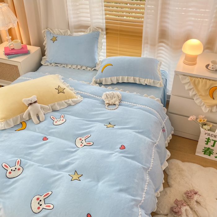 91家纺网 家纺一手货源 找家纺 金爱家2021新款230克毛巾绣牛奶绒花边四件套 萌萌兔-海盐蓝
