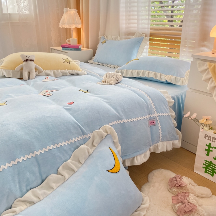 91家纺网 家纺一手货源 找家纺 金爱家2021新款230克毛巾绣牛奶绒花边四件套 萌萌兔-海盐蓝