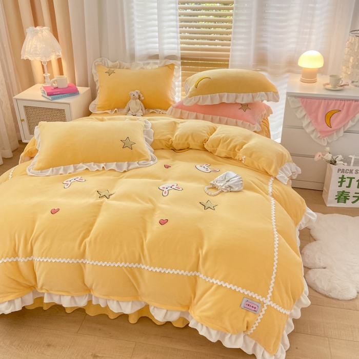 91家纺网 家纺一手货源 找家纺 金爱家2021新款230克毛巾绣牛奶绒花边四件套 萌萌兔-亮黄