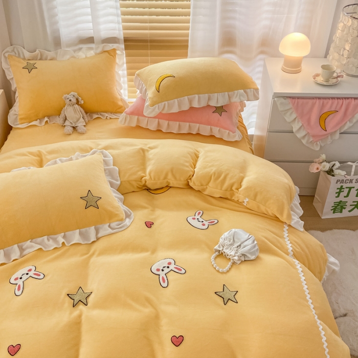 91家纺网 家纺一手货源 找家纺 金爱家2021新款230克毛巾绣牛奶绒花边四件套 萌萌兔-亮黄