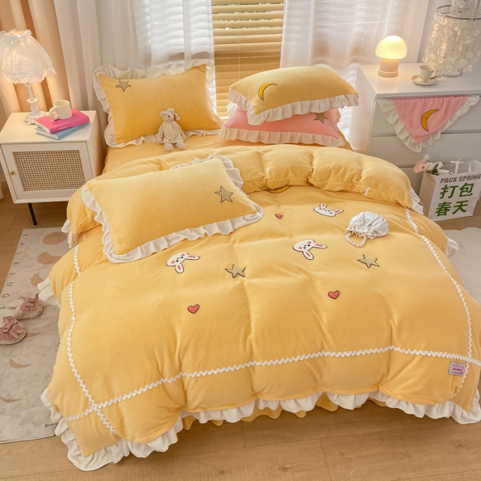 91家纺网 家纺一手货源 找家纺 金爱家2021新款230克毛巾绣牛奶绒花边四件套 萌萌兔-亮黄