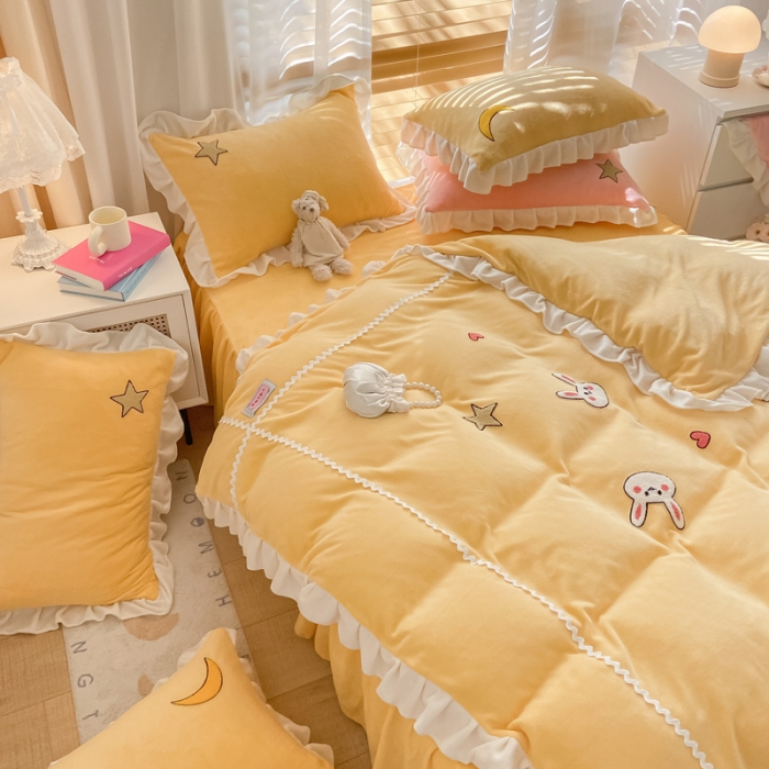 91家纺网 家纺一手货源 找家纺 金爱家2021新款230克毛巾绣牛奶绒花边四件套 萌萌兔-亮黄