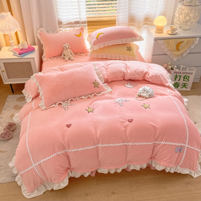 91家纺网 家纺一手货源 找家纺 金爱家2021新款230克毛巾绣牛奶绒花边四件套 萌萌兔-蜜桃粉