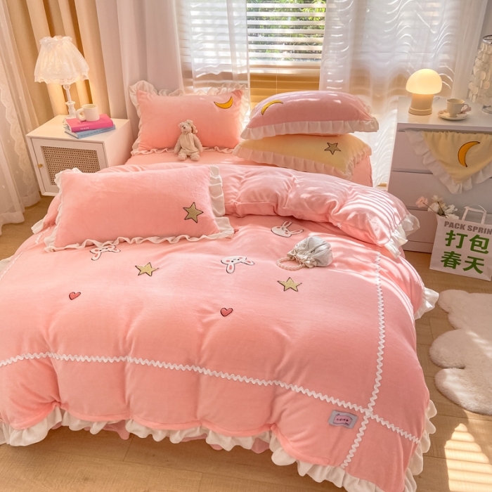 91家纺网 家纺一手货源 找家纺 金爱家2021新款230克毛巾绣牛奶绒花边四件套 萌萌兔-蜜桃粉