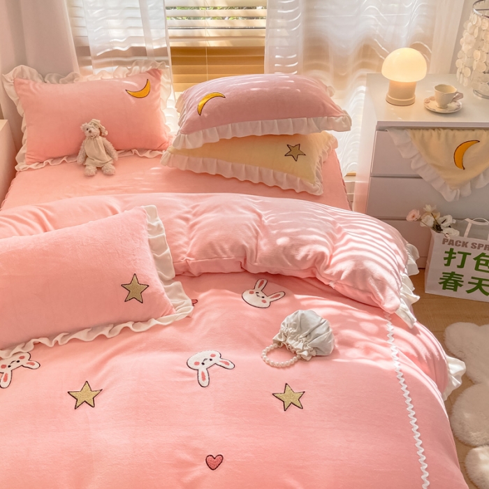 91家纺网 家纺一手货源 找家纺 金爱家2021新款230克毛巾绣牛奶绒花边四件套 萌萌兔-蜜桃粉