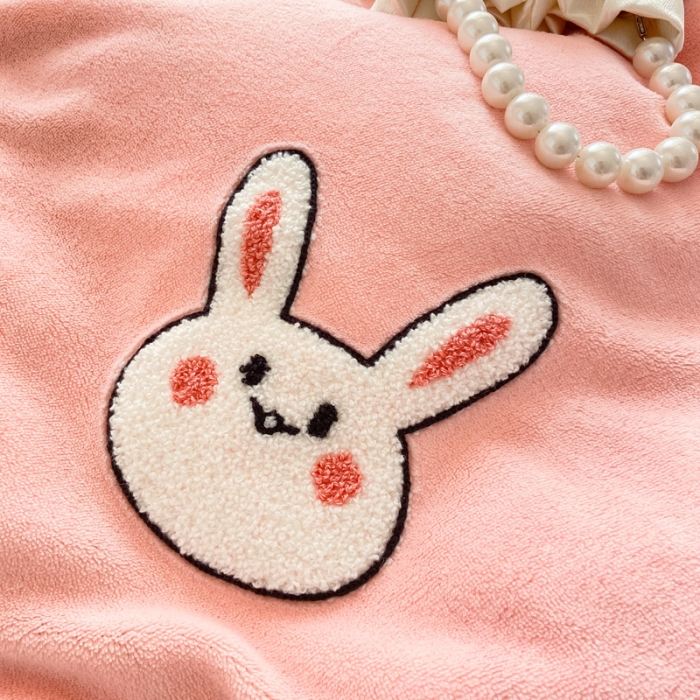 91家纺网 家纺一手货源 找家纺 金爱家2021新款230克毛巾绣牛奶绒花边四件套 萌萌兔-蜜桃粉