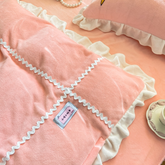 91家纺网 家纺一手货源 找家纺 金爱家2021新款230克毛巾绣牛奶绒花边四件套 萌萌兔-蜜桃粉