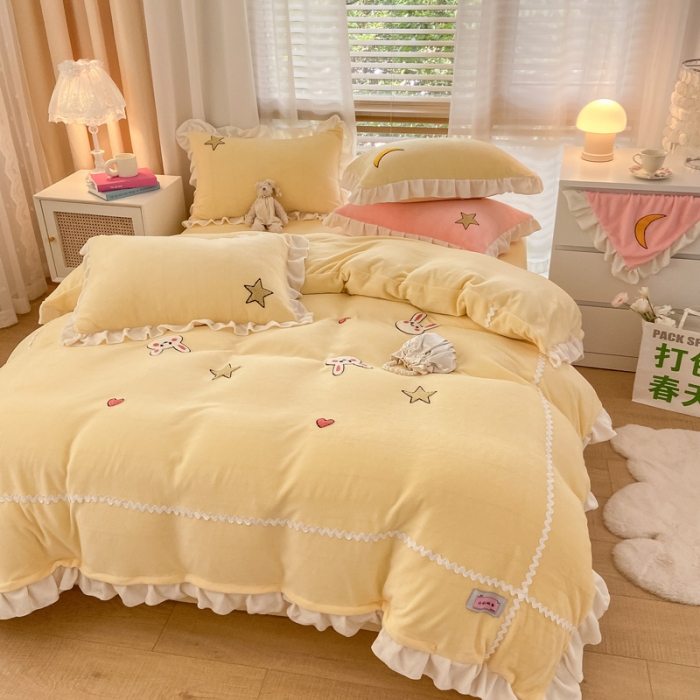 91家纺网 家纺一手货源 找家纺 金爱家2021新款230克毛巾绣牛奶绒花边四件套 萌萌兔-奶油黄