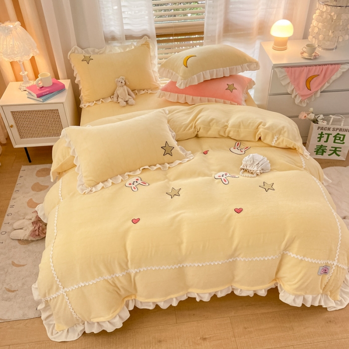 91家纺网 家纺一手货源 找家纺 金爱家2021新款230克毛巾绣牛奶绒花边四件套 萌萌兔-奶油黄