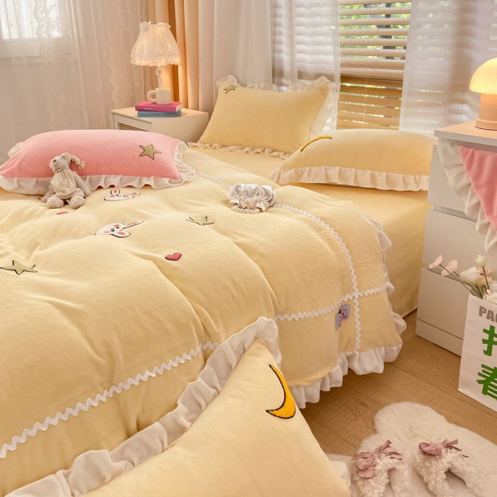 91家纺网 家纺一手货源 找家纺 金爱家2021新款230克毛巾绣牛奶绒花边四件套 萌萌兔-奶油黄
