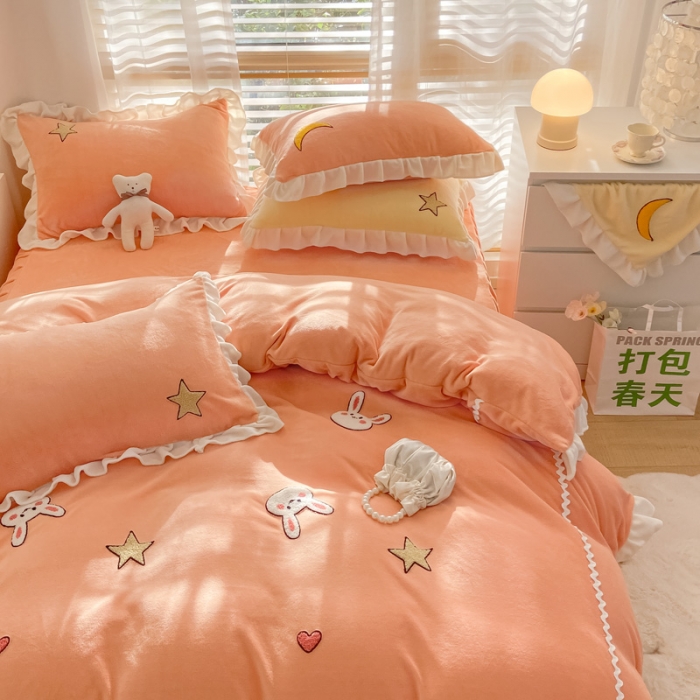 91家纺网 家纺一手货源 找家纺 金爱家2021新款230克毛巾绣牛奶绒花边四件套 萌萌兔-太阳橙