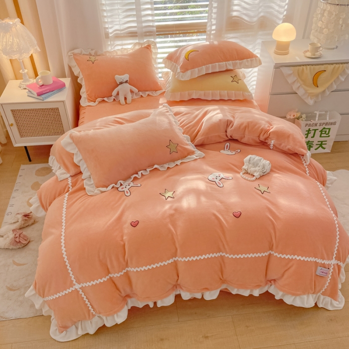91家纺网 家纺一手货源 找家纺 金爱家2021新款230克毛巾绣牛奶绒花边四件套 萌萌兔-太阳橙