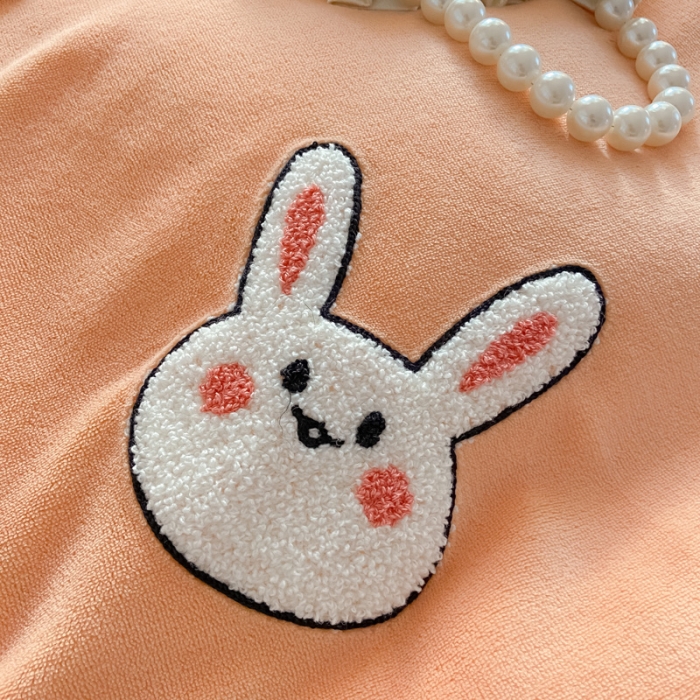 91家纺网 家纺一手货源 找家纺 金爱家2021新款230克毛巾绣牛奶绒花边四件套 萌萌兔-太阳橙