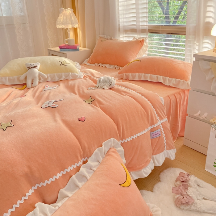 91家纺网 家纺一手货源 找家纺 金爱家2021新款230克毛巾绣牛奶绒花边四件套 萌萌兔-太阳橙