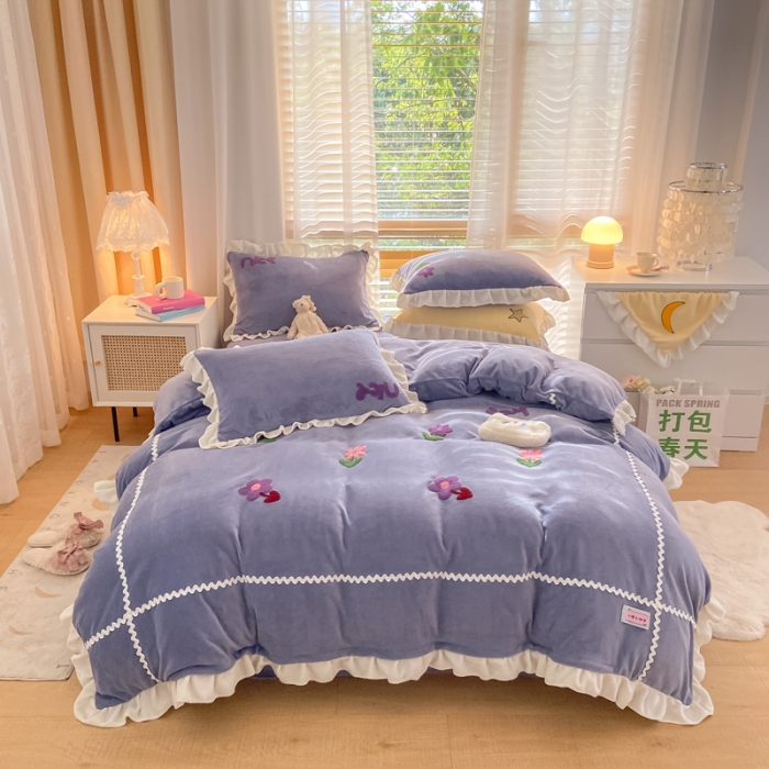 91家纺网 家纺一手货源 找家纺 金爱家2021新款230克毛巾绣牛奶绒花边四件套 小花花-黛紫色