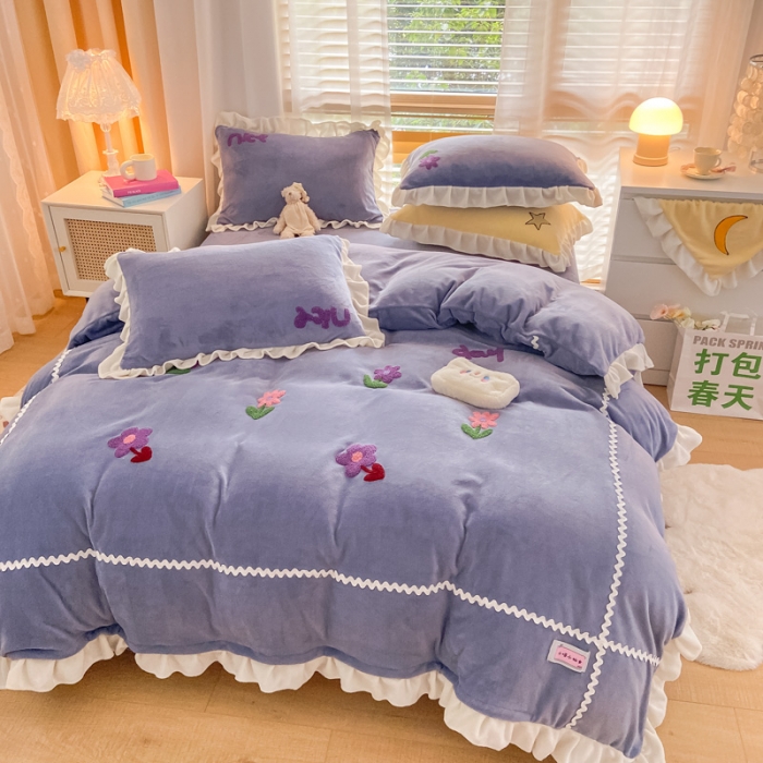 91家纺网 家纺一手货源 找家纺 金爱家2021新款230克毛巾绣牛奶绒花边四件套 小花花-黛紫色