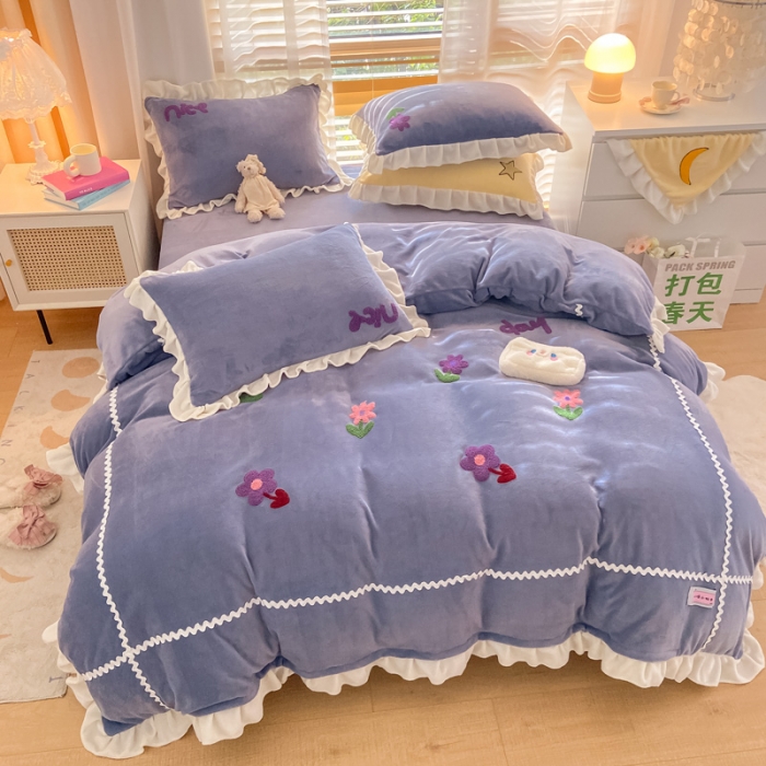 91家纺网 家纺一手货源 找家纺 金爱家2021新款230克毛巾绣牛奶绒花边四件套 小花花-黛紫色