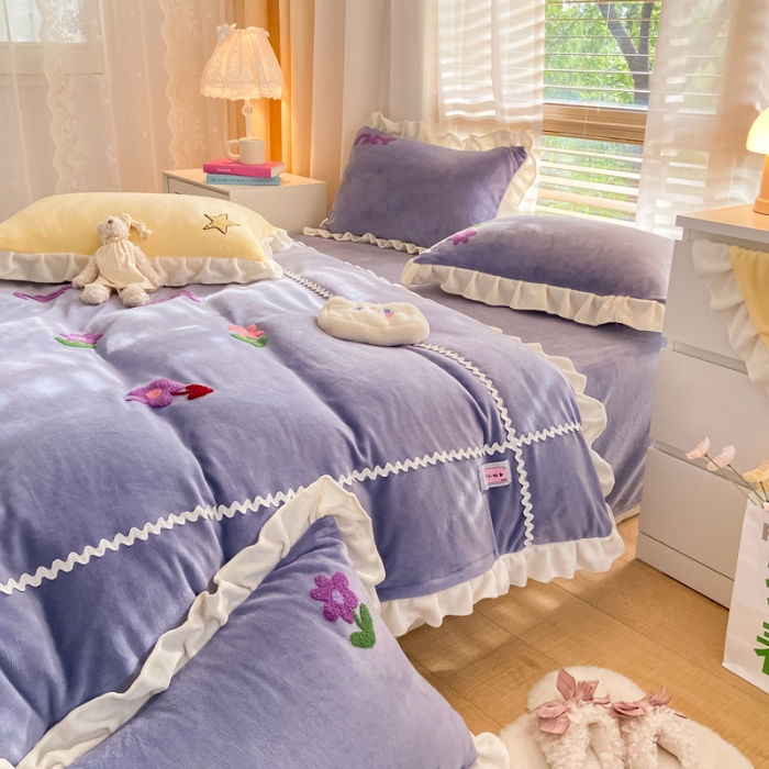 91家纺网 家纺一手货源 找家纺 金爱家2021新款230克毛巾绣牛奶绒花边四件套 小花花-黛紫色