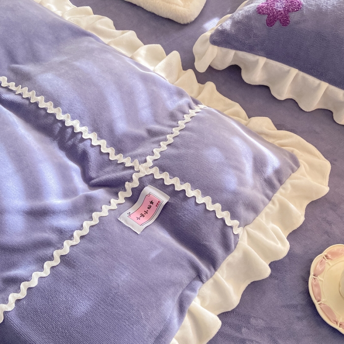 91家纺网 家纺一手货源 找家纺 金爱家2021新款230克毛巾绣牛奶绒花边四件套 小花花-黛紫色