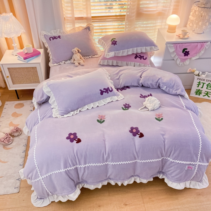 91家纺网 家纺一手货源 找家纺 金爱家2021新款230克毛巾绣牛奶绒花边四件套 小花花-丁香紫
