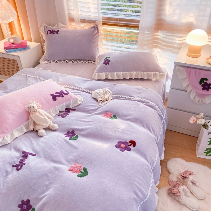 91家纺网 家纺一手货源 找家纺 金爱家2021新款230克毛巾绣牛奶绒花边四件套 小花花-丁香紫