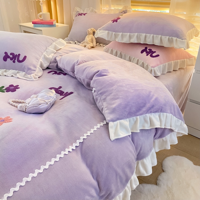 91家纺网 家纺一手货源 找家纺 金爱家2021新款230克毛巾绣牛奶绒花边四件套 小花花-丁香紫