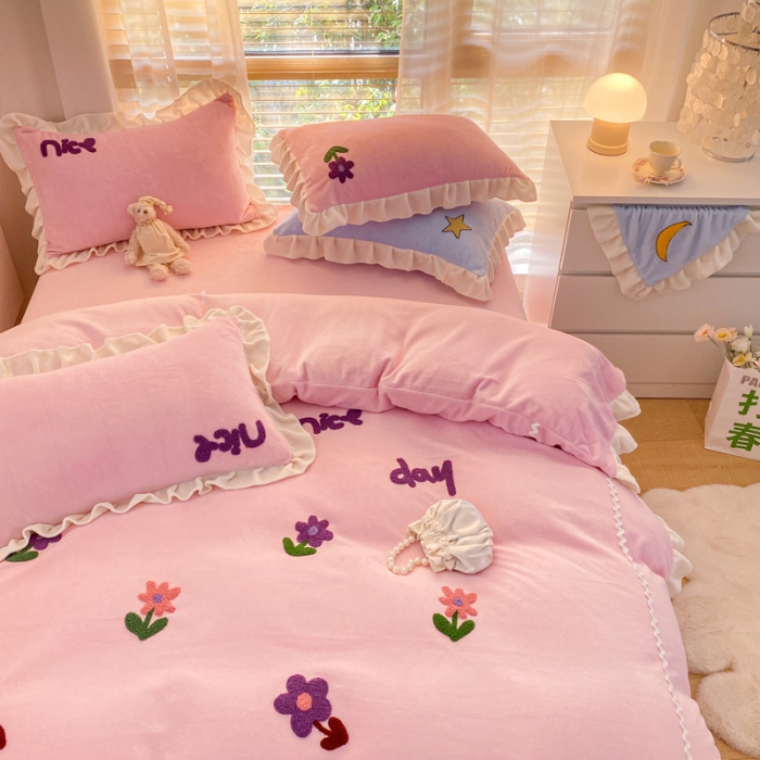 91家纺网 家纺一手货源 找家纺 金爱家2021新款230克毛巾绣牛奶绒花边四件套 小花花-仙女粉