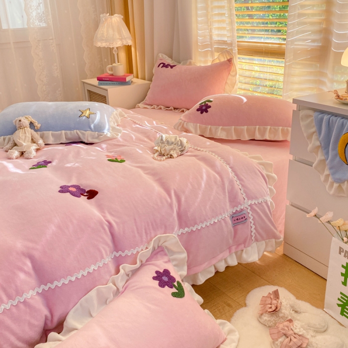 91家纺网 家纺一手货源 找家纺 金爱家2021新款230克毛巾绣牛奶绒花边四件套 小花花-仙女粉