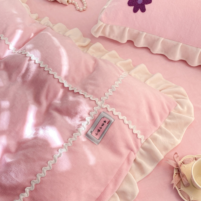 91家纺网 家纺一手货源 找家纺 金爱家2021新款230克毛巾绣牛奶绒花边四件套 小花花-仙女粉