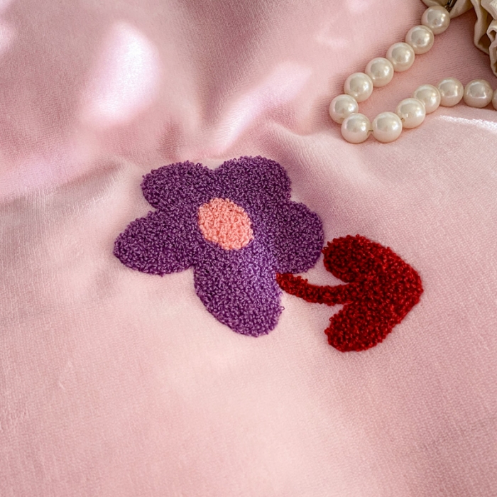 91家纺网 家纺一手货源 找家纺 金爱家2021新款230克毛巾绣牛奶绒花边四件套 小花花-仙女粉