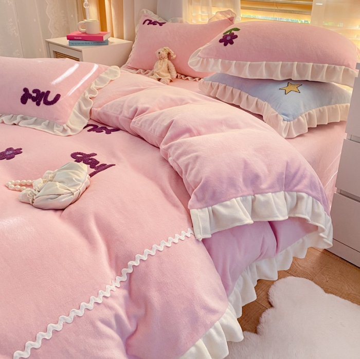 91家纺网 家纺一手货源 找家纺 金爱家2021新款230克毛巾绣牛奶绒花边四件套 小花花-仙女粉