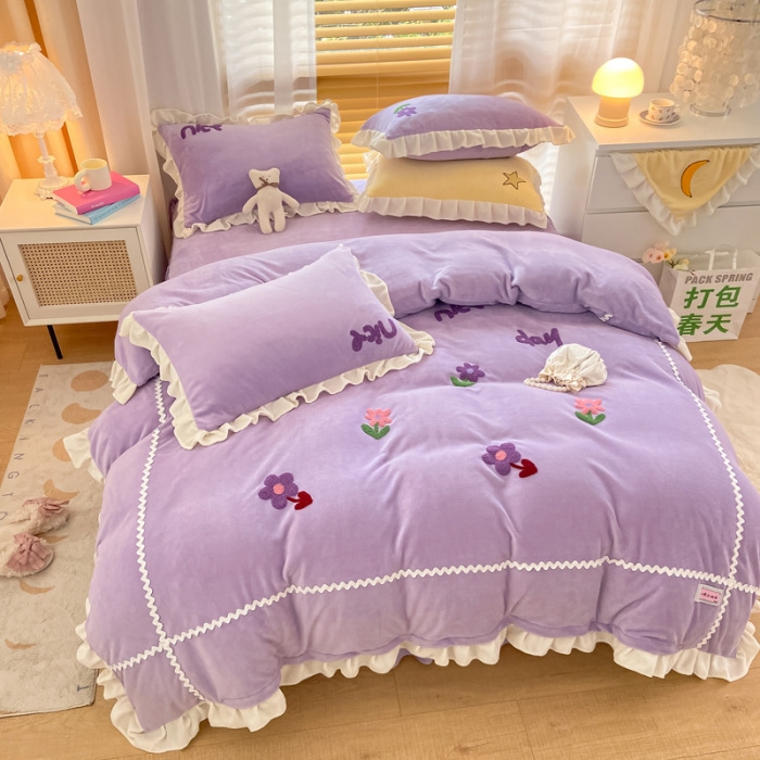 91家纺网 家纺一手货源 找家纺 金爱家2021新款230克毛巾绣牛奶绒花边四件套 小花花-香芋紫