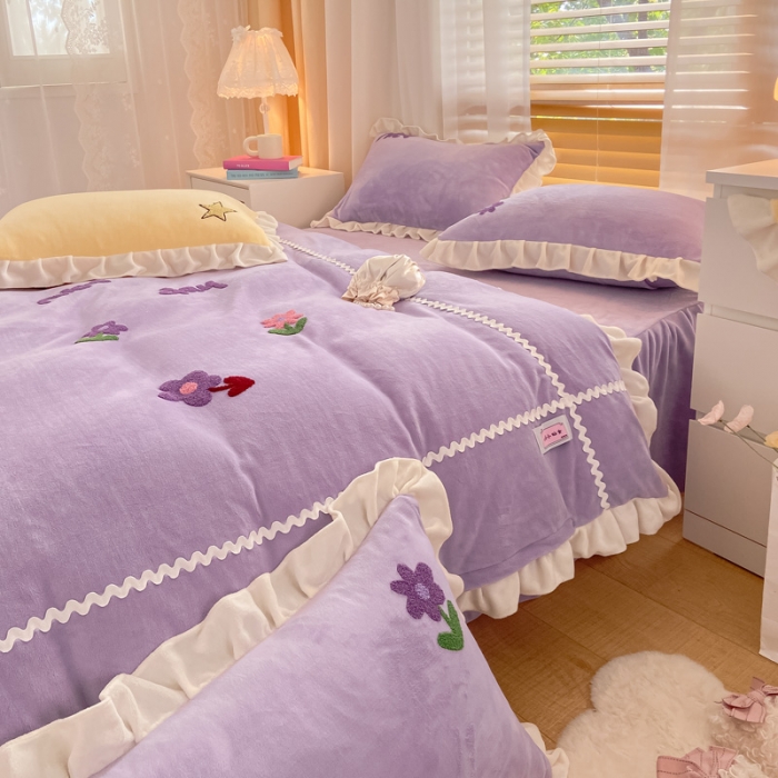 91家纺网 家纺一手货源 找家纺 金爱家2021新款230克毛巾绣牛奶绒花边四件套 小花花-香芋紫