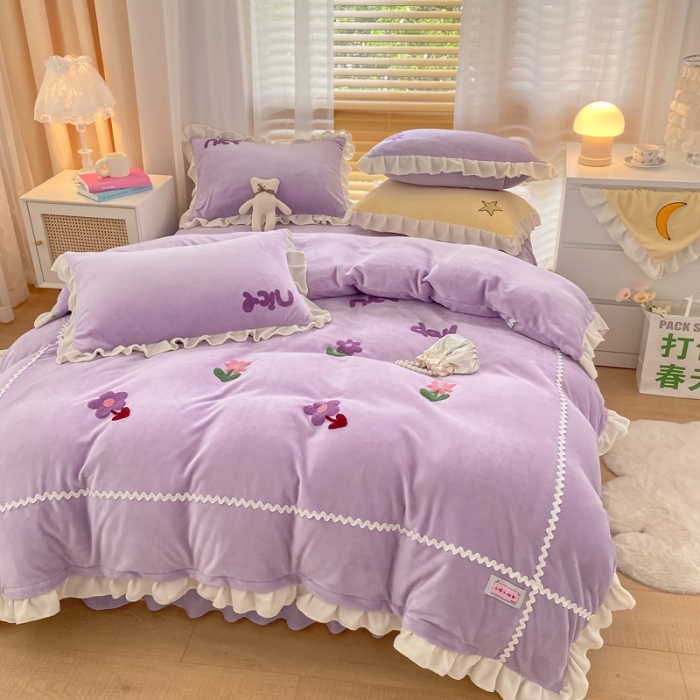 91家纺网 家纺一手货源 找家纺 金爱家2021新款230克毛巾绣牛奶绒花边四件套 小花花-香芋紫