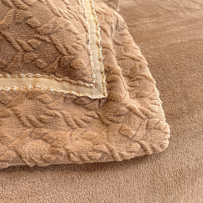 91家纺网 家纺一手货源 找家纺 金爱家2021新款荷叶边立体雕花绒暖绒四件套 咖色