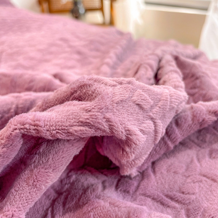 91家纺网 家纺一手货源 找家纺 金爱家2021新款荷叶边立体雕花绒暖绒四件套 深紫