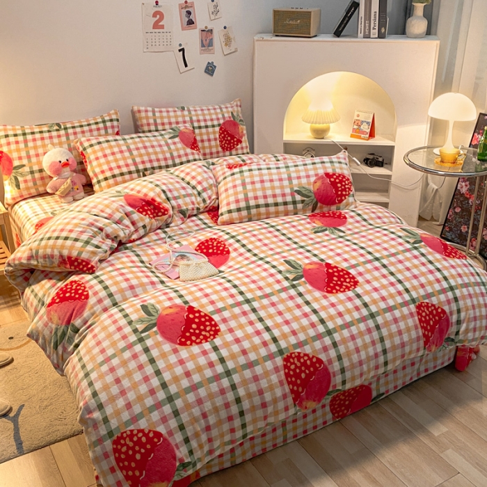 91家纺网 家纺一手货源 找家纺 金爱家 2021新款跑量款牛奶绒四件套 美味草莓-粉