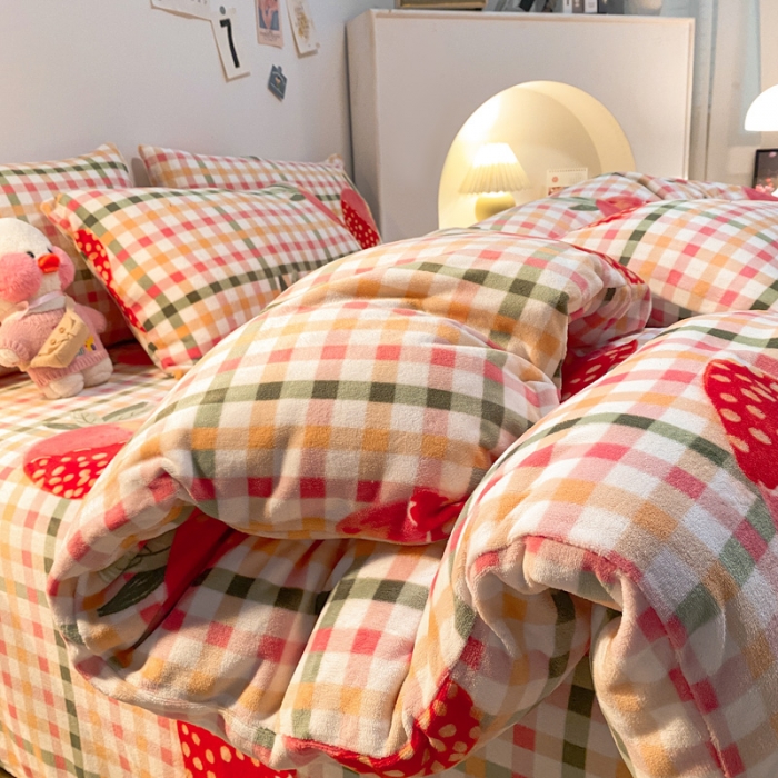 91家纺网 家纺一手货源 找家纺 金爱家 2021新款跑量款牛奶绒四件套 美味草莓-粉