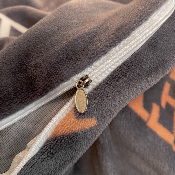 91家纺网 家纺一手货源 找家纺 金爱家 2021新款跑量款牛奶绒四件套 字母-灰