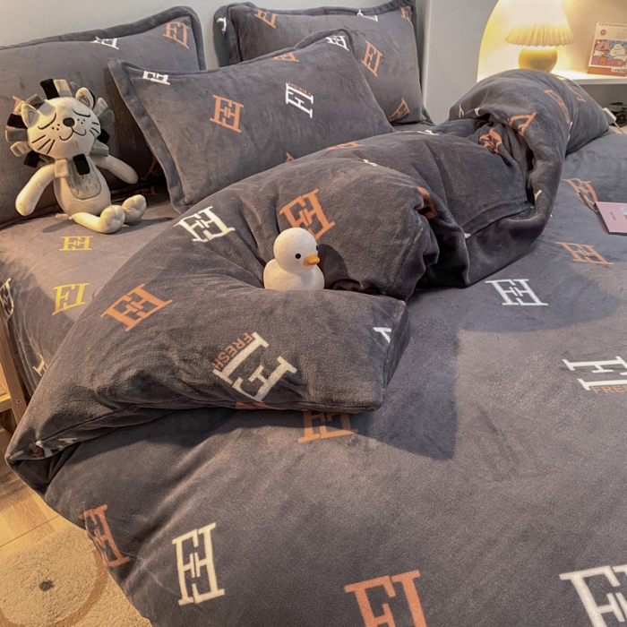 91家纺网 家纺一手货源 找家纺 金爱家 2021新款跑量款牛奶绒四件套 字母-灰