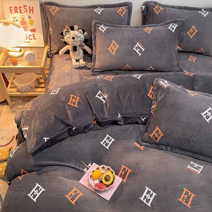 91家纺网 家纺一手货源 找家纺 金爱家 2021新款跑量款牛奶绒四件套 字母-灰