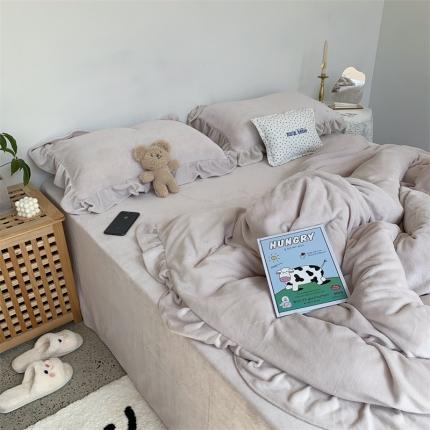 91家纺网 家纺一手货源 找家纺 六巷胡同 2021秋冬新品韩式荷叶边牛奶绒ins纯色四件套 米灰色