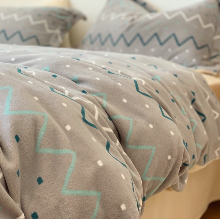 91家纺网 家纺一手货源 找家纺 时年家纺 2021新款牛奶绒印花系列四件套 维度