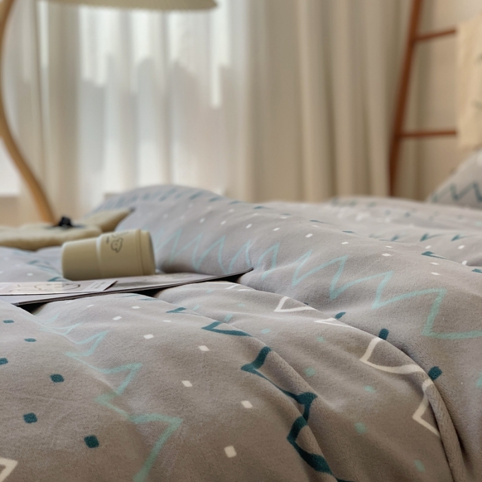 91家纺网 家纺一手货源 找家纺 时年家纺 2021新款牛奶绒印花系列四件套 维度