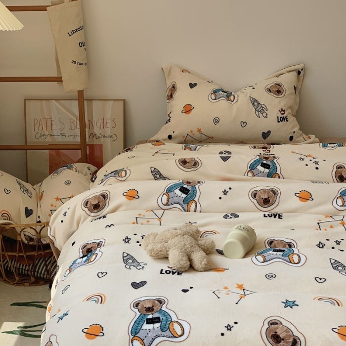 91家纺网 家纺一手货源 找家纺 时年家纺 2021新款牛奶绒印花系列四件套 绅士熊