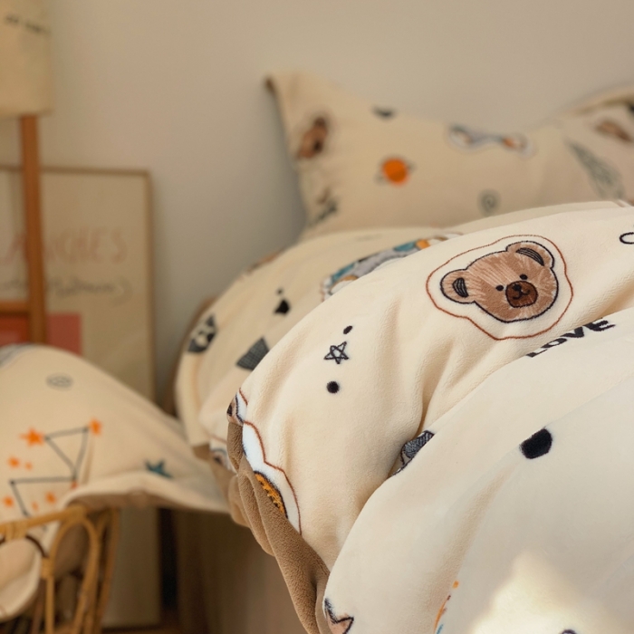 91家纺网 家纺一手货源 找家纺 时年家纺 2021新款牛奶绒印花系列四件套 绅士熊