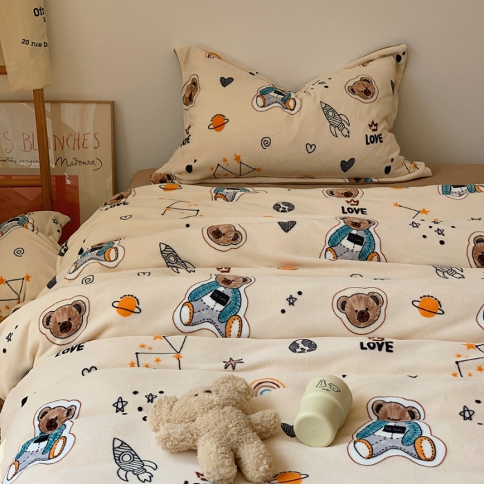 91家纺网 家纺一手货源 找家纺 时年家纺 2021新款牛奶绒印花系列四件套 绅士熊