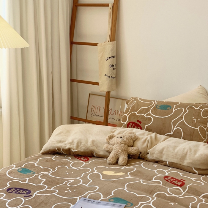 91家纺网 家纺一手货源 找家纺 时年家纺 2021新款牛奶绒印花系列四件套 玩具熊咖